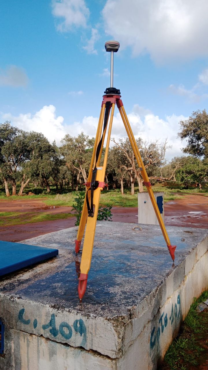 Récepteur GNSS sur trépied lors d'un levé topographique